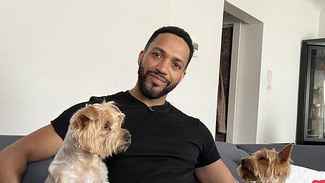 © ORF Cesár Sampson mit Yorkshire-Terriern Balloo & Benny