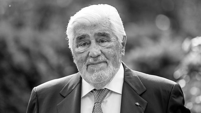 Schwarzweiß-Porträt von Mario Adorf in Anzug und Krawatte