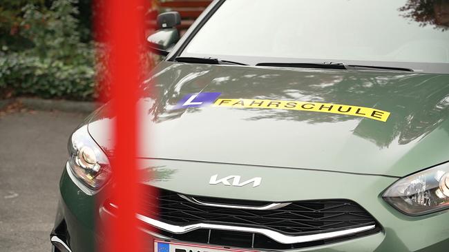 © ORF Ein Fahrschulauto ist zu sehen