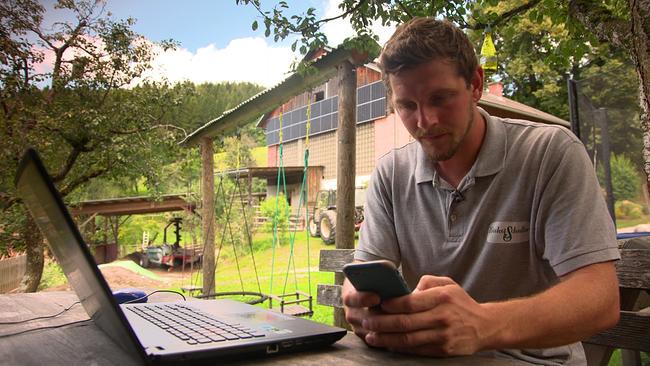 © ORF Der betrogene Bauer sucht im Internet nach dem Bagger