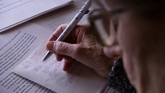 © ORF Die Erwachsenenvertreterin beim Überprüfen der Unterlagen