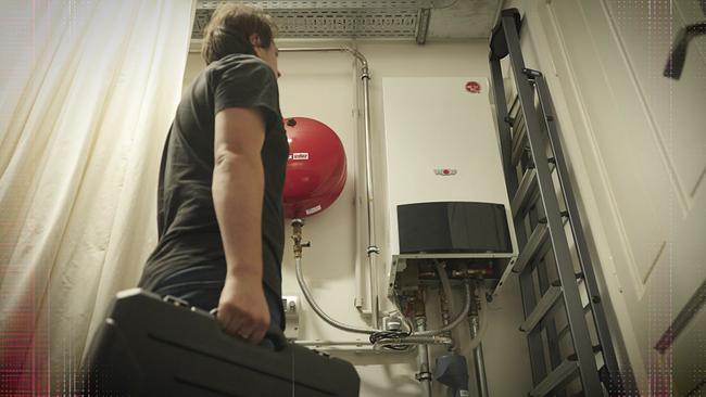 © ORF Ein Handwerker beim Überprüfen der Gastherme ist zu sehen