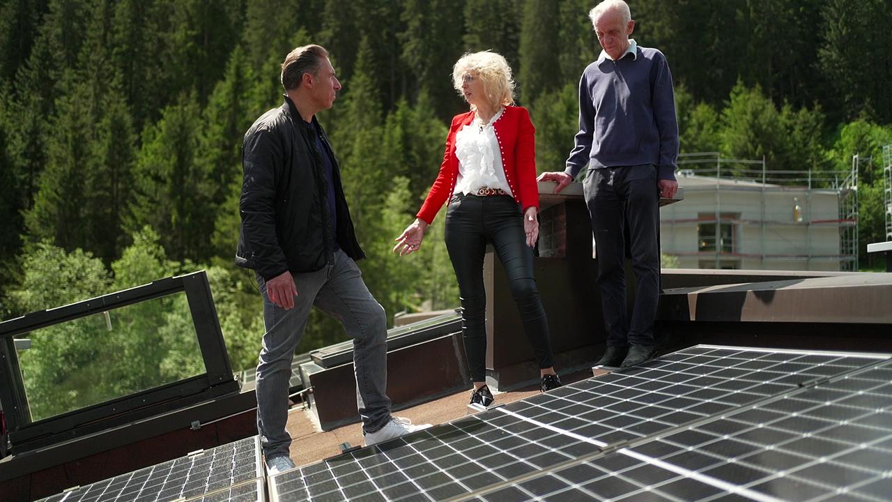 © ORF Das Dach mit den falsch montierten Solarpaneelen ist zu sehen
