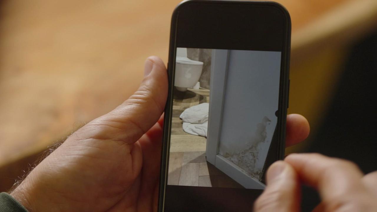 © ORF Das Bild zeigt ein verdrecktes Hotelbadezimmer