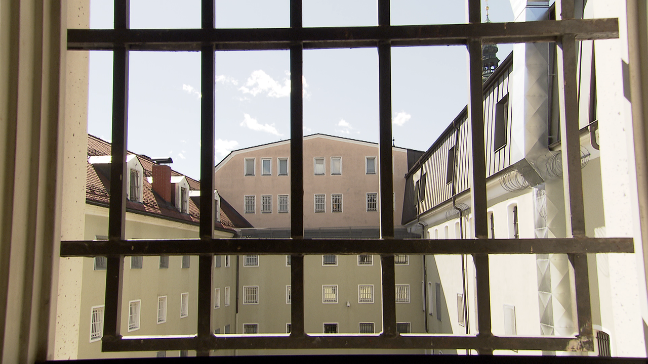 Blick durch ein vergittertes Fenster in der JA Klagenfurt – hier war der im Dezember 2019 des Mordes angeklagte Florian Strohmeier fast sechs Monate in Untersuchungshaft.