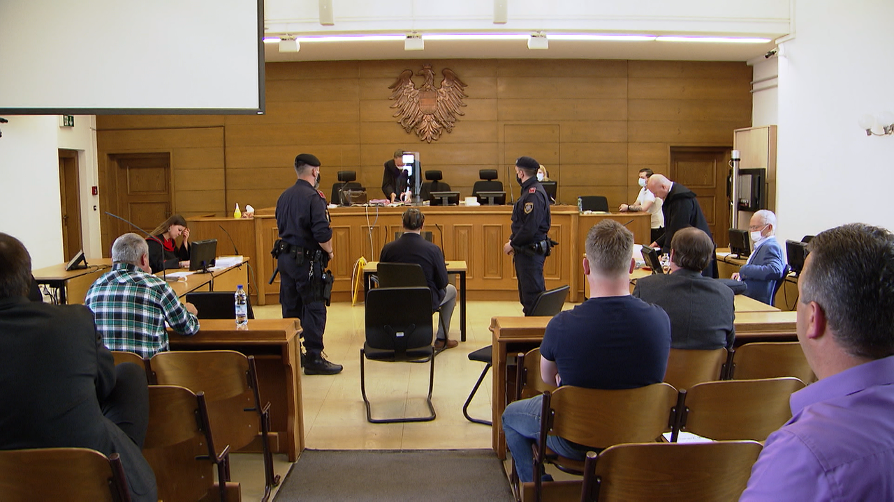 Schwurgerichtssaal im Landesgericht Klagenfurt. Szenen von der Hauptverhandlung im Fall S., der im Dezember 2019 des Mordes an seiner sechs Wochen alten Tochter angeklagt worden war. Die Hauptverhandlung begann im April 2020 und wurde im Mai 2020 fortgesetzt.