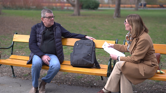 Garald K. im Interview im Park auf einer Parkbank mit Am Schauplatz Gericht Redakteurin Sabine Zink