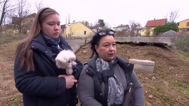 © ORF Die Beschwerdeführerin mit ihrer Tochter stehen vor der Bodenplatte