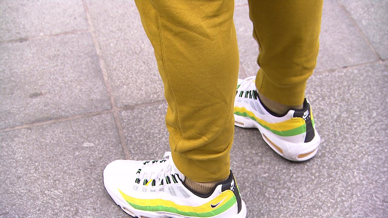 Man sieht die Beine des Schülers in Jogginghosen gekleidet