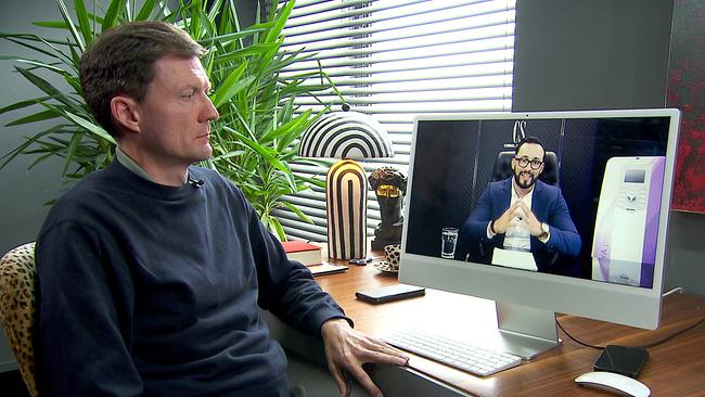 Mann sitzt vor Computerbildschirm und schaut Video von Unternehmer Chris Steiner