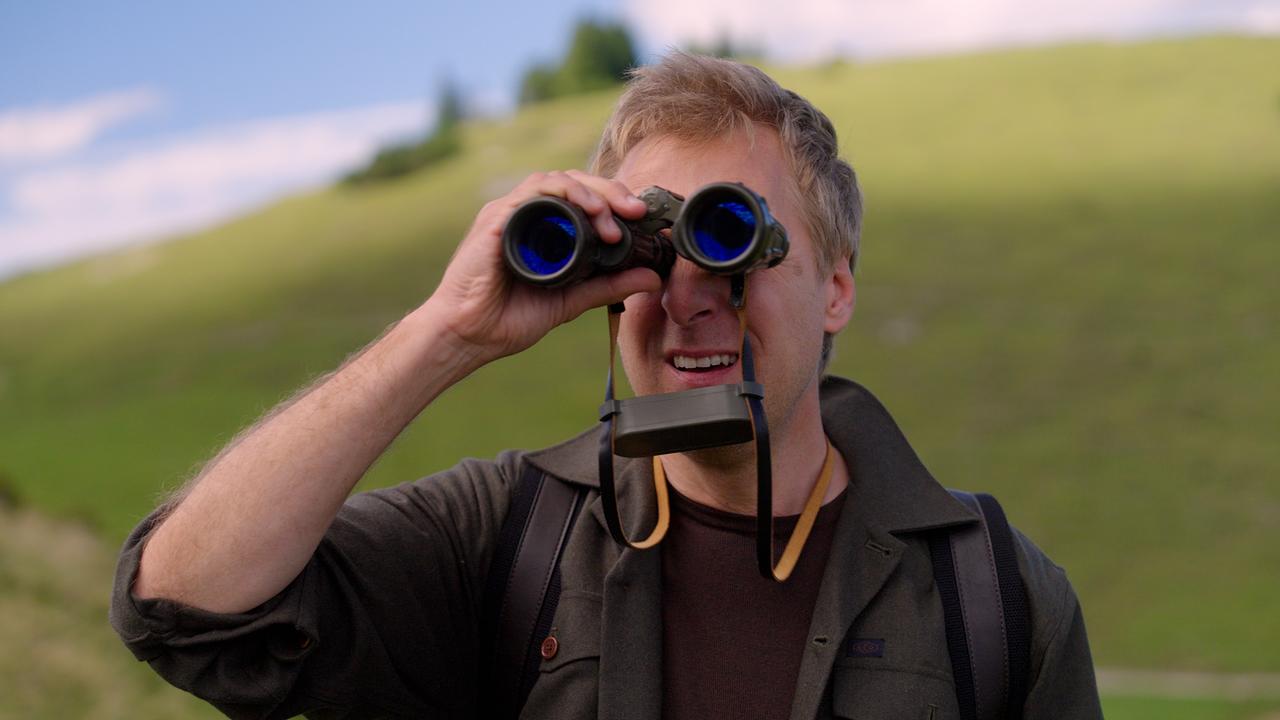 © ORF Max Müller mit Fernglas