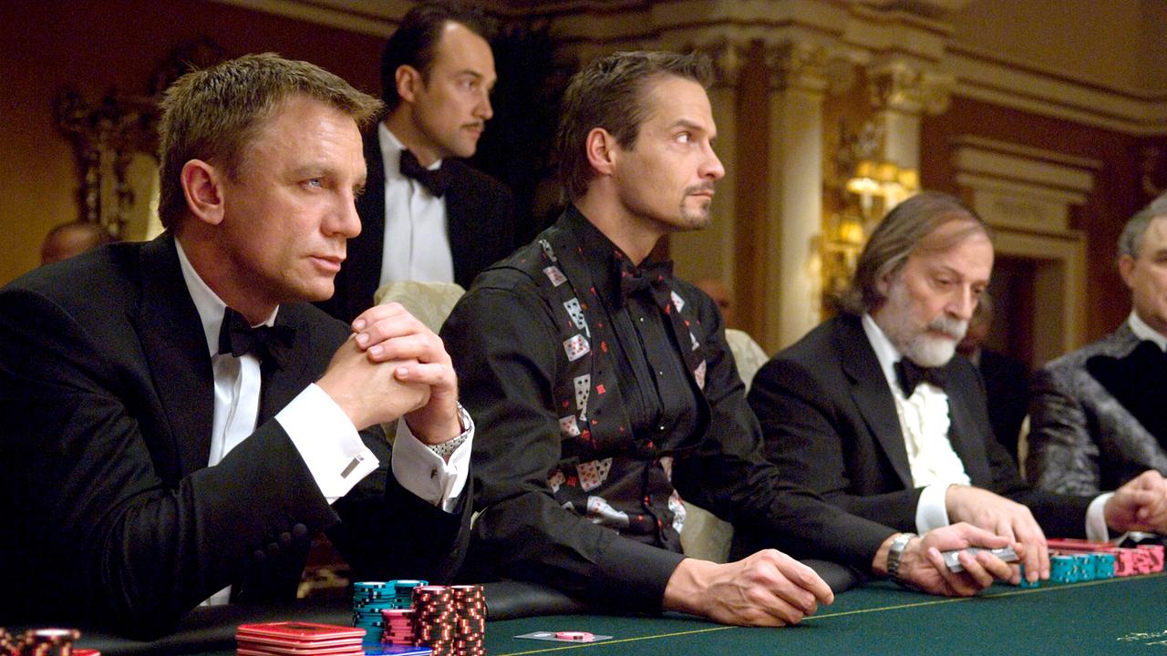 Im Bild: Für seine Terrorzelle will Le Chiffre im Casino Royale in Montenegro einen hohen Geldertrag erspielen. James Bond (Daniel Craig, l.) tritt in einem heißen Pokermatch gegen den Bösewicht an.