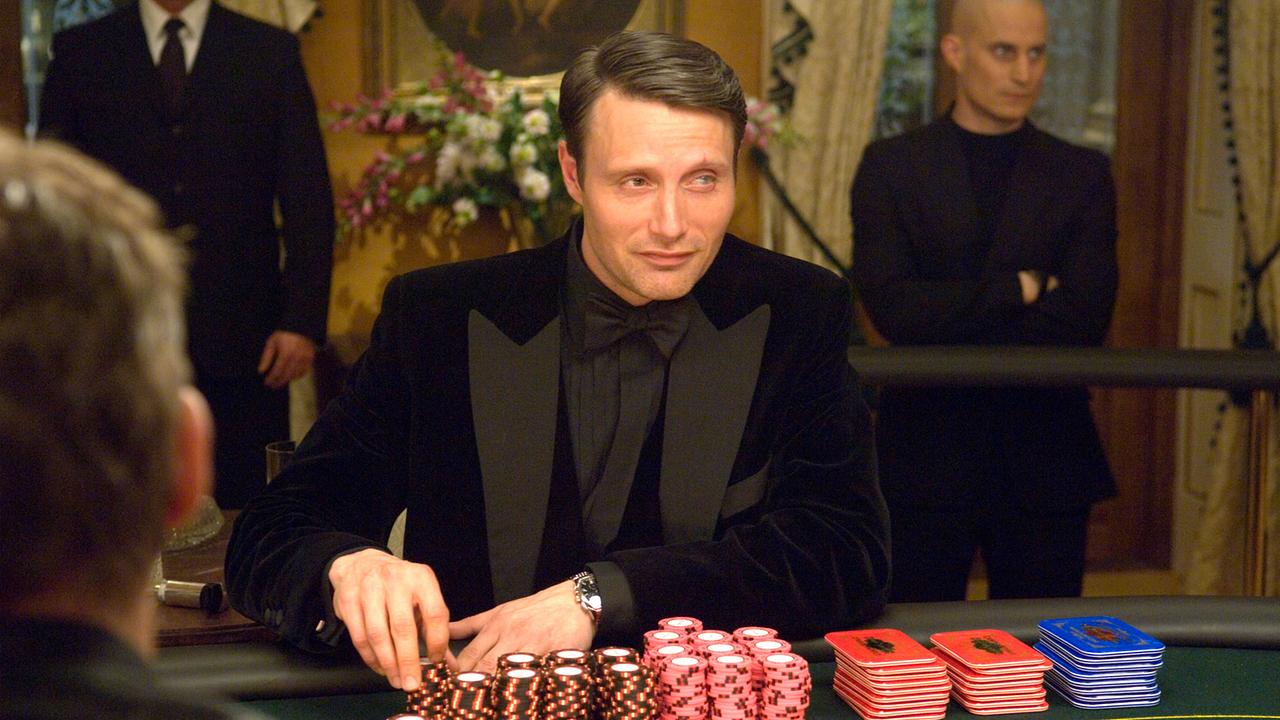 © ORF/RTL/© 2006 Danjaq, LLC and United Artists Corporation./Jay Maidment Im Bild: James Bonds erste 007-Mission führt ihn zu Le Chiffre (Mads Mikkelsen), dem Bankier weltweit operierender Terroristen. Um ihn zu stoppen und das Terror-Netzwerk zu zerschlagen, muss Bond ihn bei einem Pokerspiel im Casino Royale besiegen. Ein Spiel, bei dem es um hohe Einsätze geht.