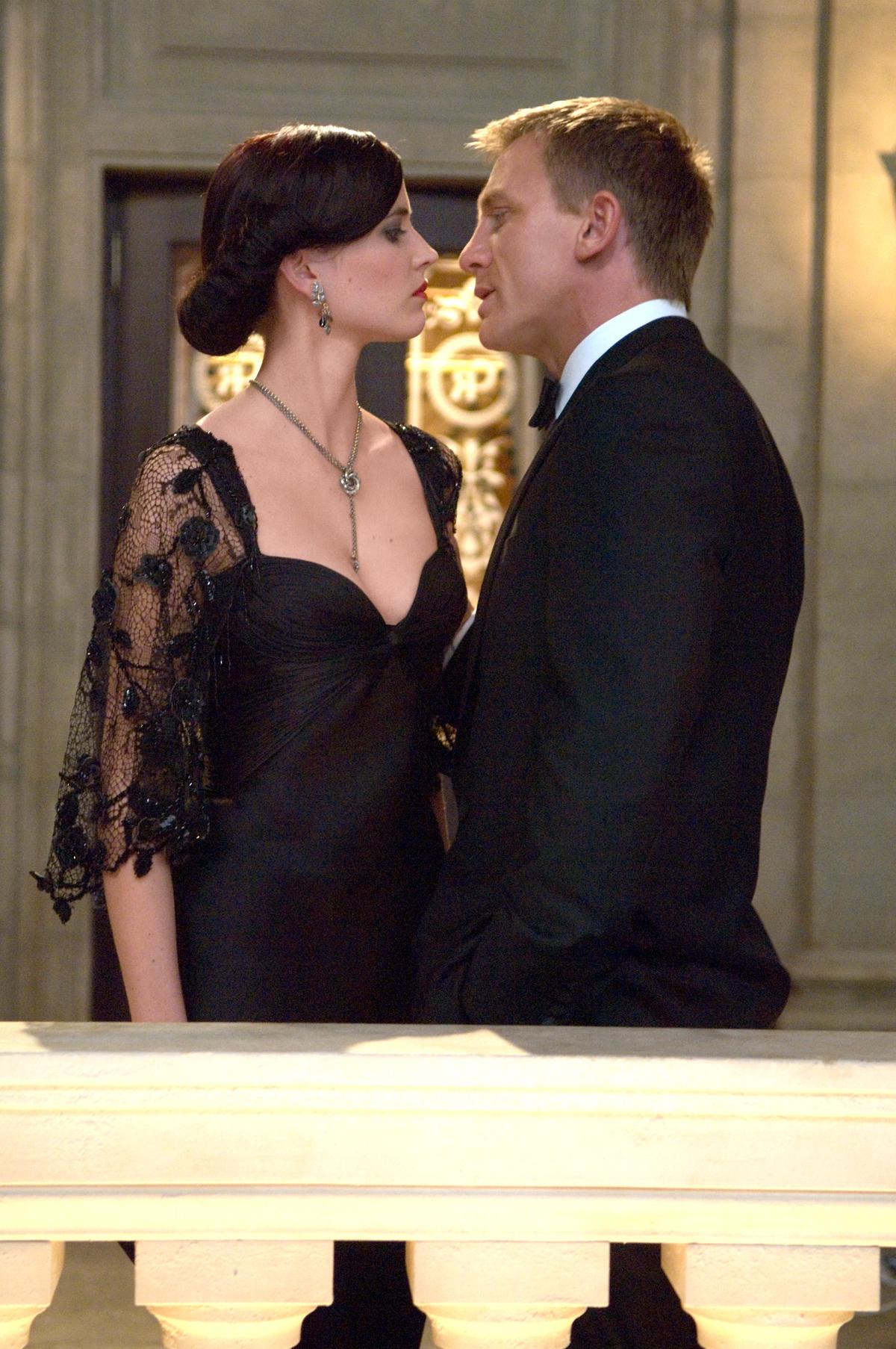 Im Bild: Ihre Anziehung zueinander bringt sie in große Gefahr und prägt sein Leben für immer: Vesper Lynd (Eva Green, l.) und James Bond (Daniel Craig, r.).