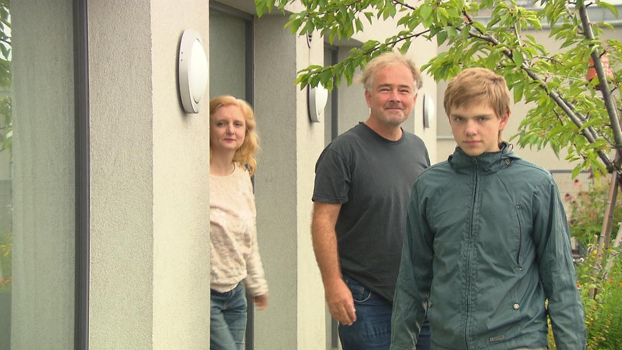 Mutter, Vater und Sohn auf der Terasse