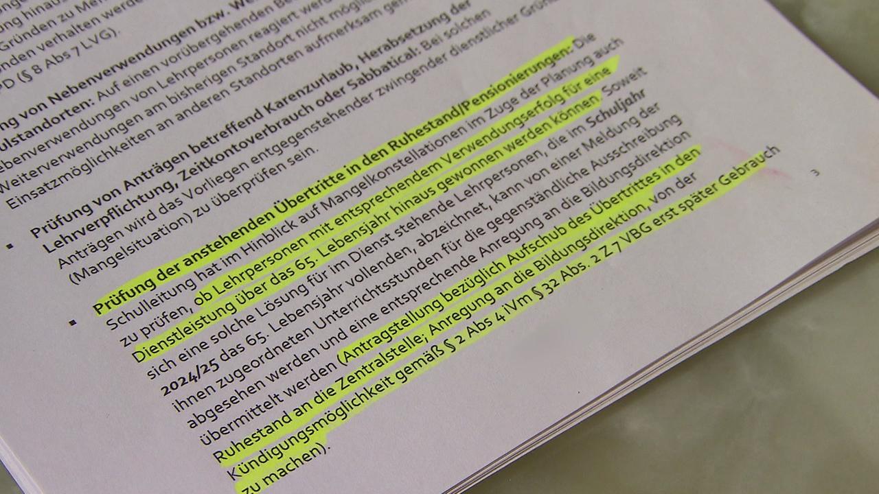 © ORF / Gerd Fellner Ein Gesetzesauszug über Prüfung der anstehenden Übertritte in den Ruhestand ist zu sehen
