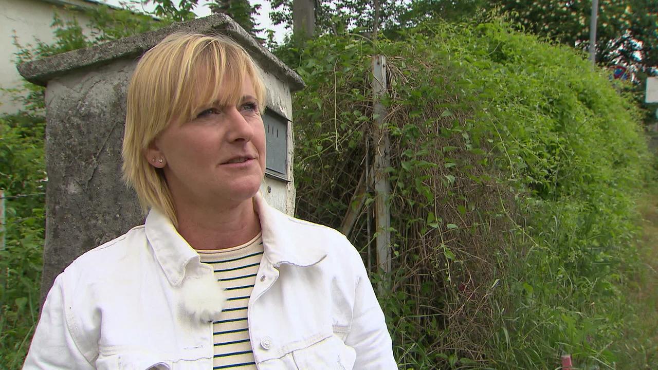 © ORF Frau R. au der Straße beim Interview