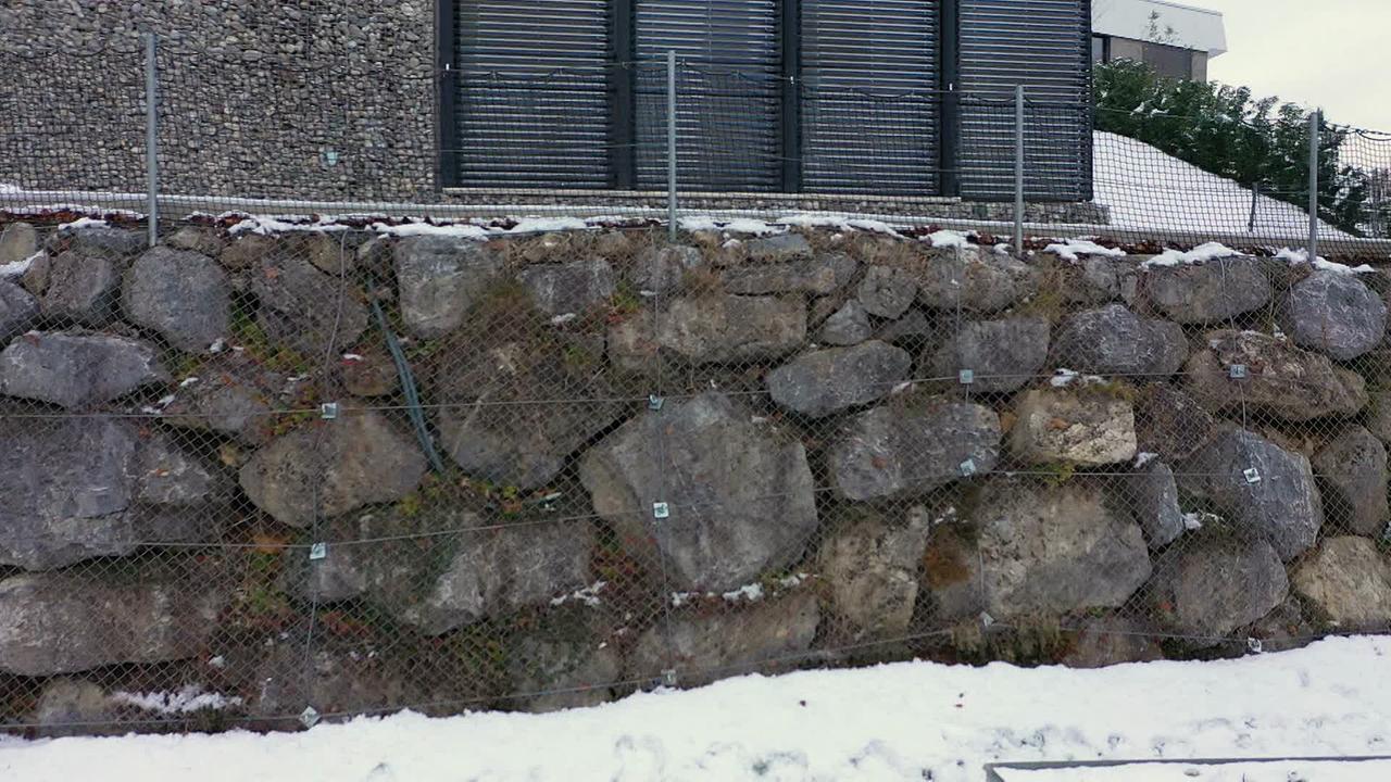 © ORF Eine alte Steinmauer, Schnee liegt auf der Straße