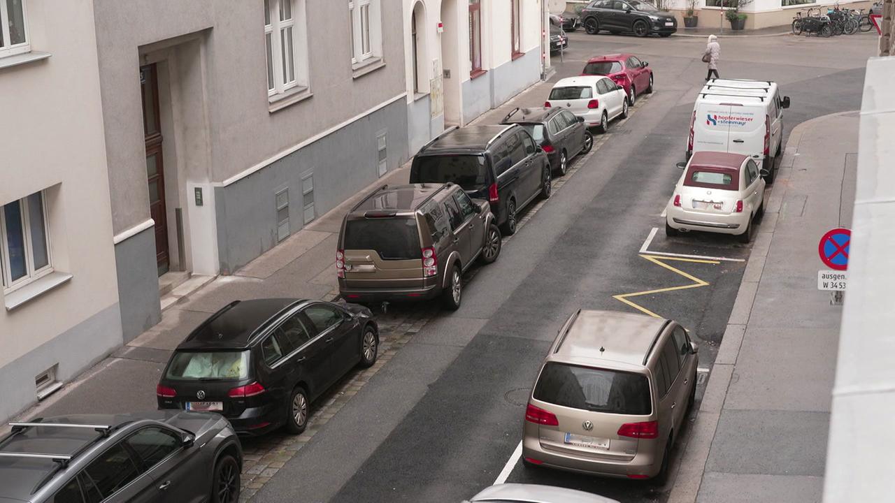 © ORF / Peter Giczy Die Luftbildaufnahme zeigt den Behindertenparkplatz und die Verkehrstafel dazu