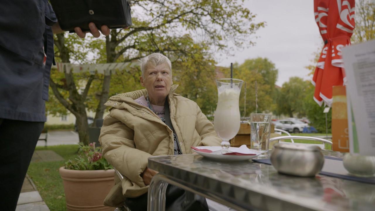 © ORF / Michael Rusam Das Bild zeigt die betroffene Frau G. beim Kaffeehausbesuch