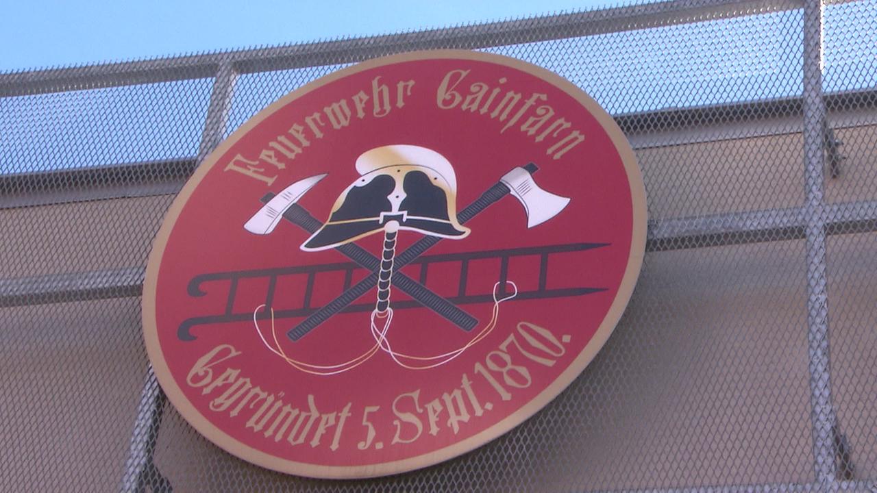 Am Bild ist das Schild der Feuerwehr Gainfarn zu sehen welche im September 1870 gegründet wurde