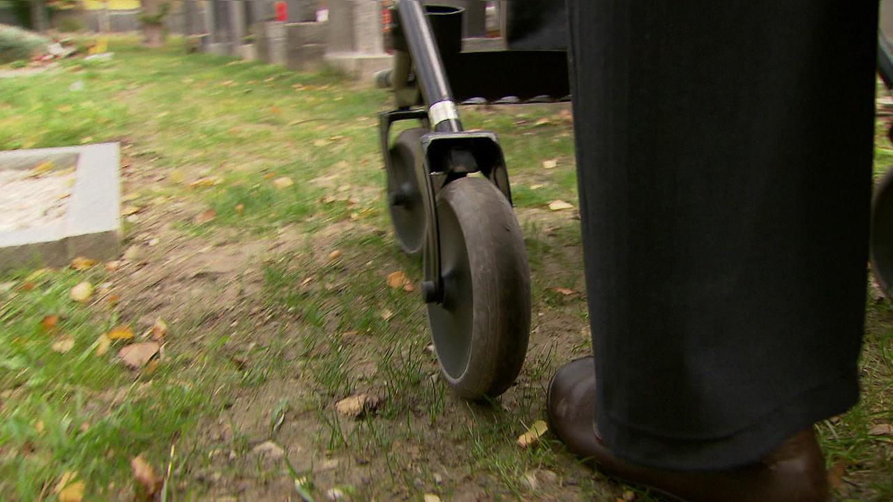 © ORF / Marco Tondolo Da Bild zeigt die Rollen des Rollators auf dem nunmehr renaturierten unebenen Boden