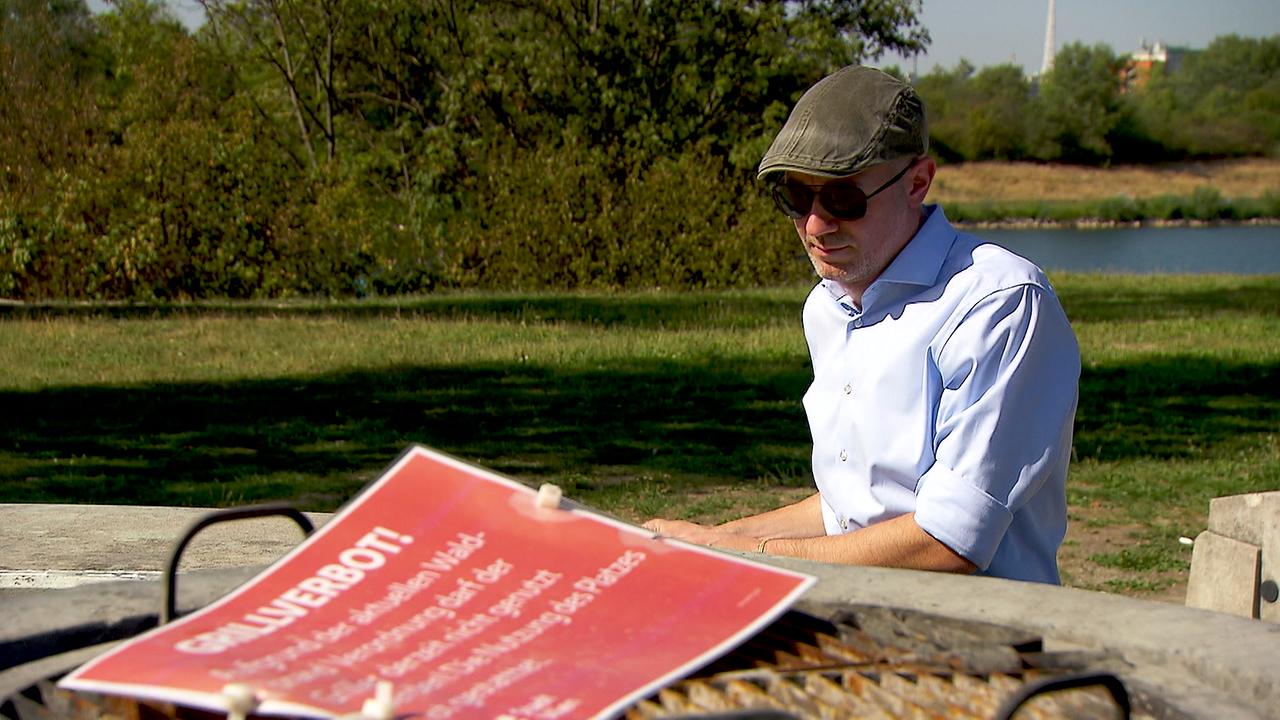 © ORF / Tom Gerhartl Der Beschwerdeführer sitzt beim Grillplatz - aber das Grillen ist verboten