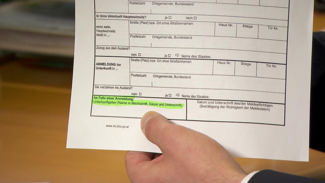 Ein Meldezettel in papierform ist zu sehen mit dem Unterschriftskästchen für den Unterkunftgeber