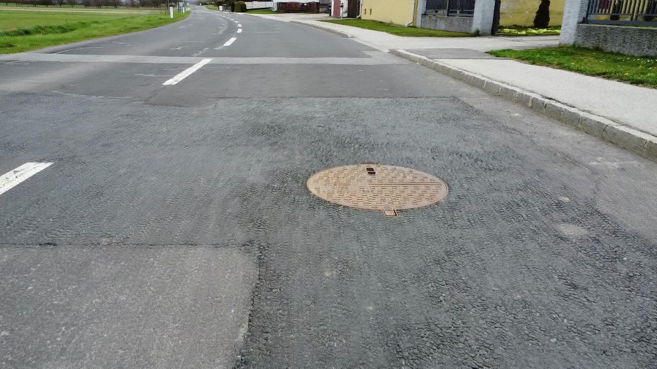 Das Bild zeigt den Kanaldeckel 