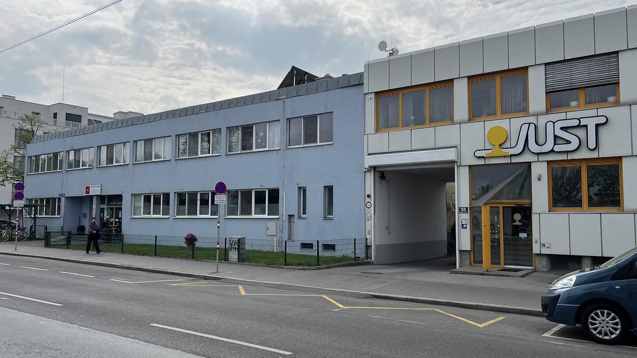 © ORF / Peter Giczy Die Ladezone bei der Firmeneinfahrt ist wieder errichtet worden