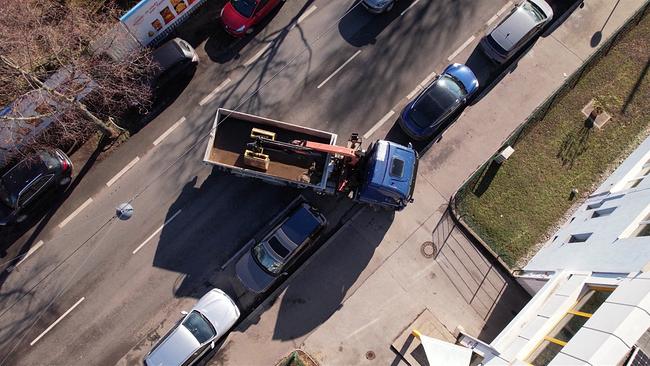 Die Luftbildaufnahme zeigt den Versuch eines LKWs auf das Firmengelände einzubiegen