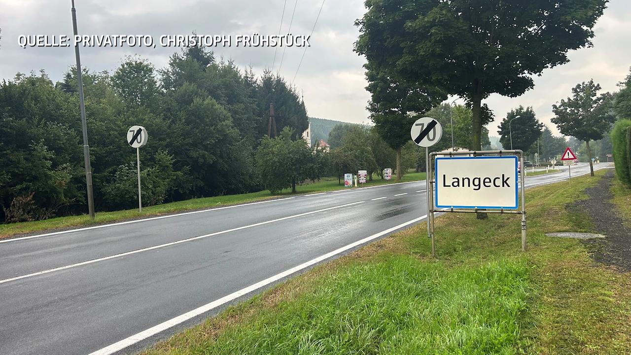 © Privat Das Bild zeigt die Ortstafel von Langeck mit dem Verkehrsschild Ende Tempo 70