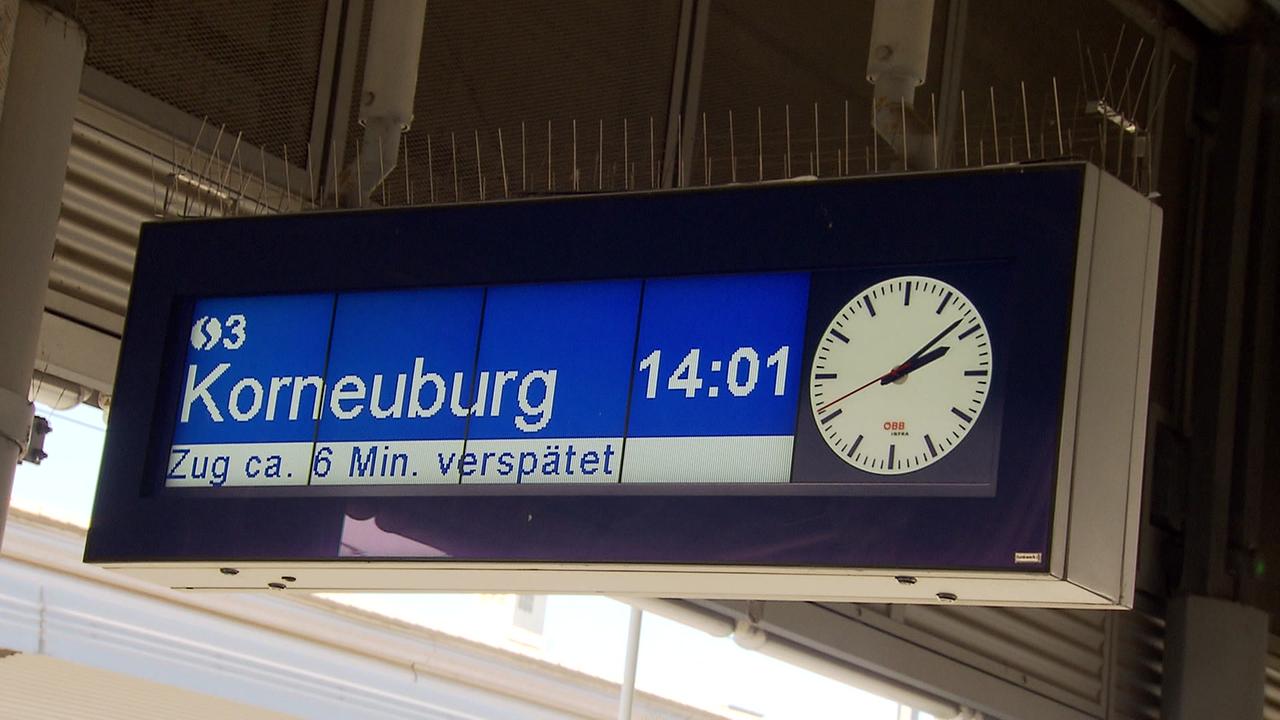 Die Anzeigentafel des Bahnhofs zeigt die 6-minütige Verspätung der Schnellbahn an