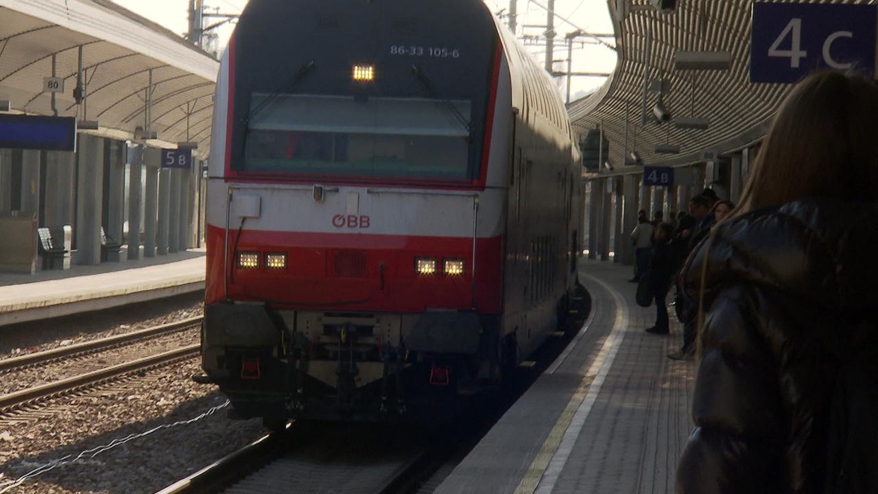Ein Zug der ÖBB bei der Einfahrt in den Bahnhof ist zu sehen