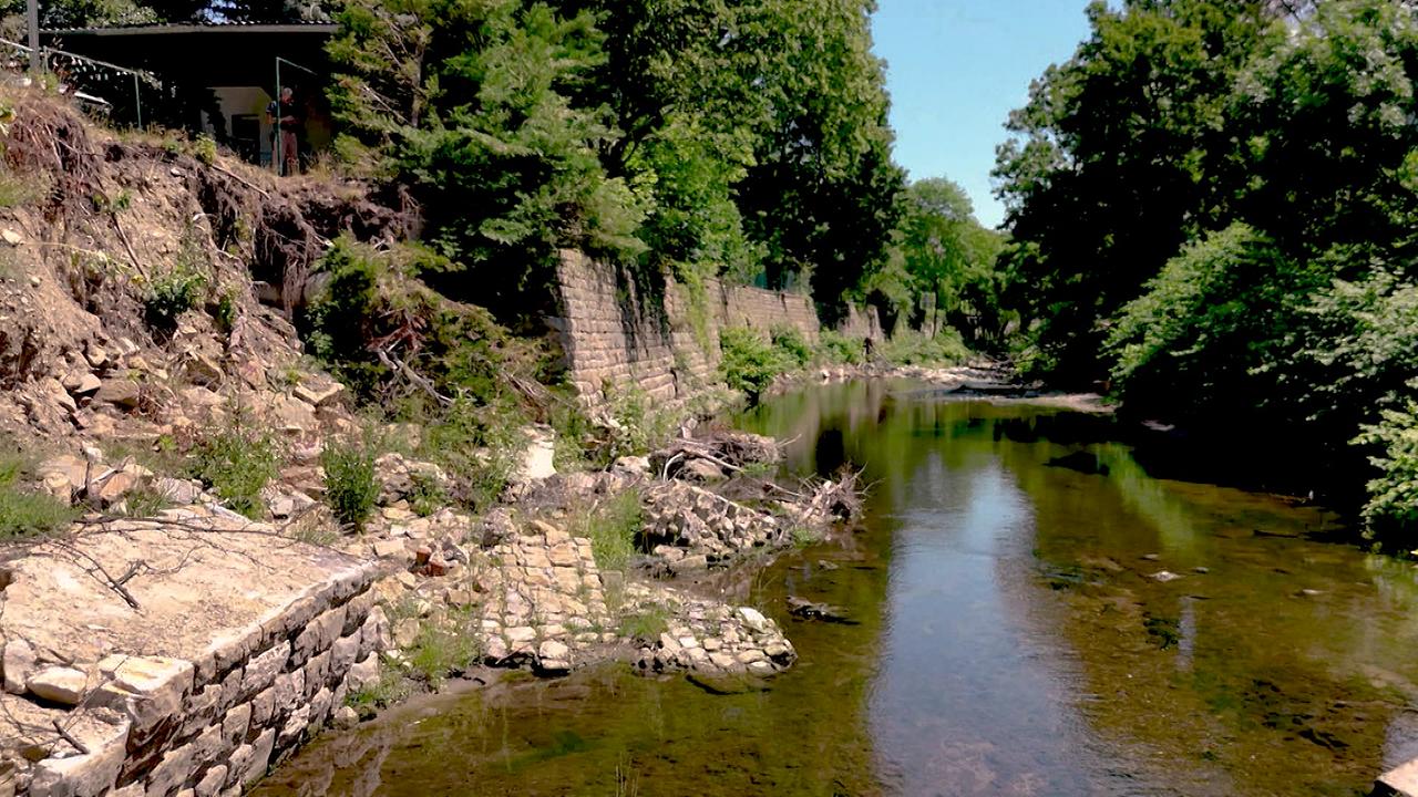Die eingestürzte Stützmauer ist im Bild zu sehen