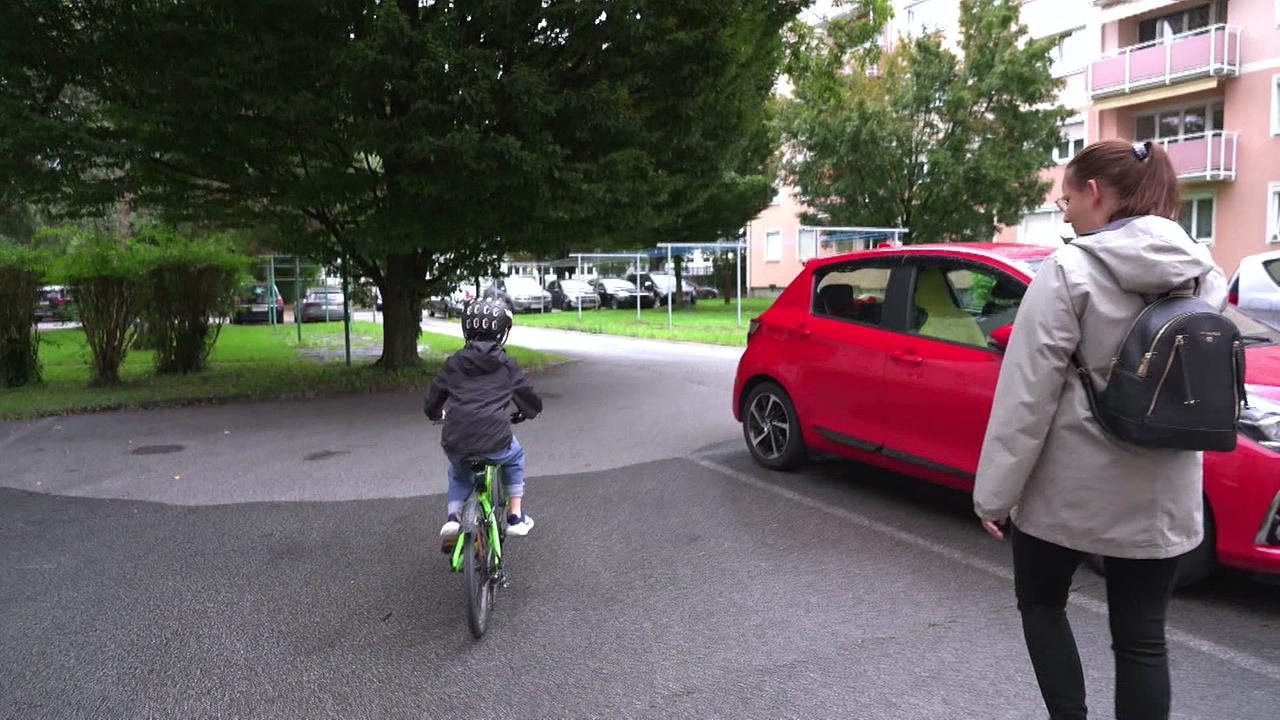 © ORF / Gabi Hanke Man sieht den 7-jähringen Buben beim Radfahren begleitet von seiner Mutter