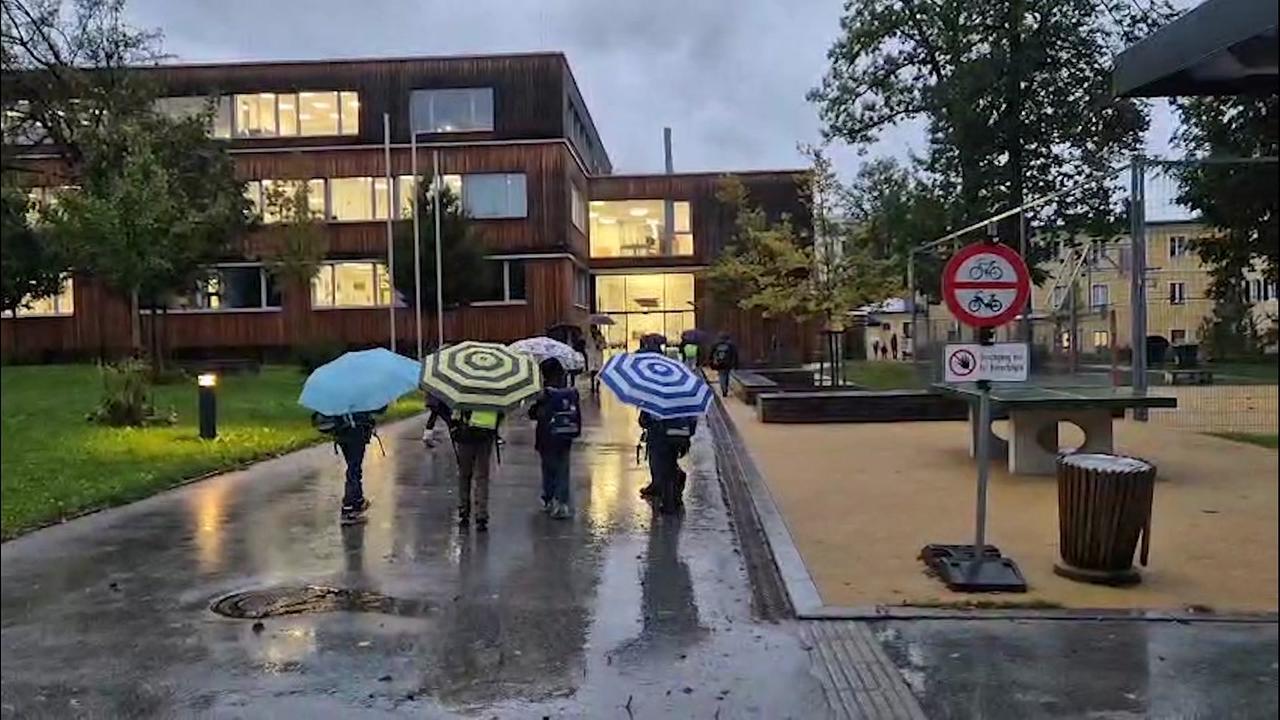 © ORF / Gabi Hanke Man sieht eine Gruppe Schüler auf dem Weg ins Schulgebäude