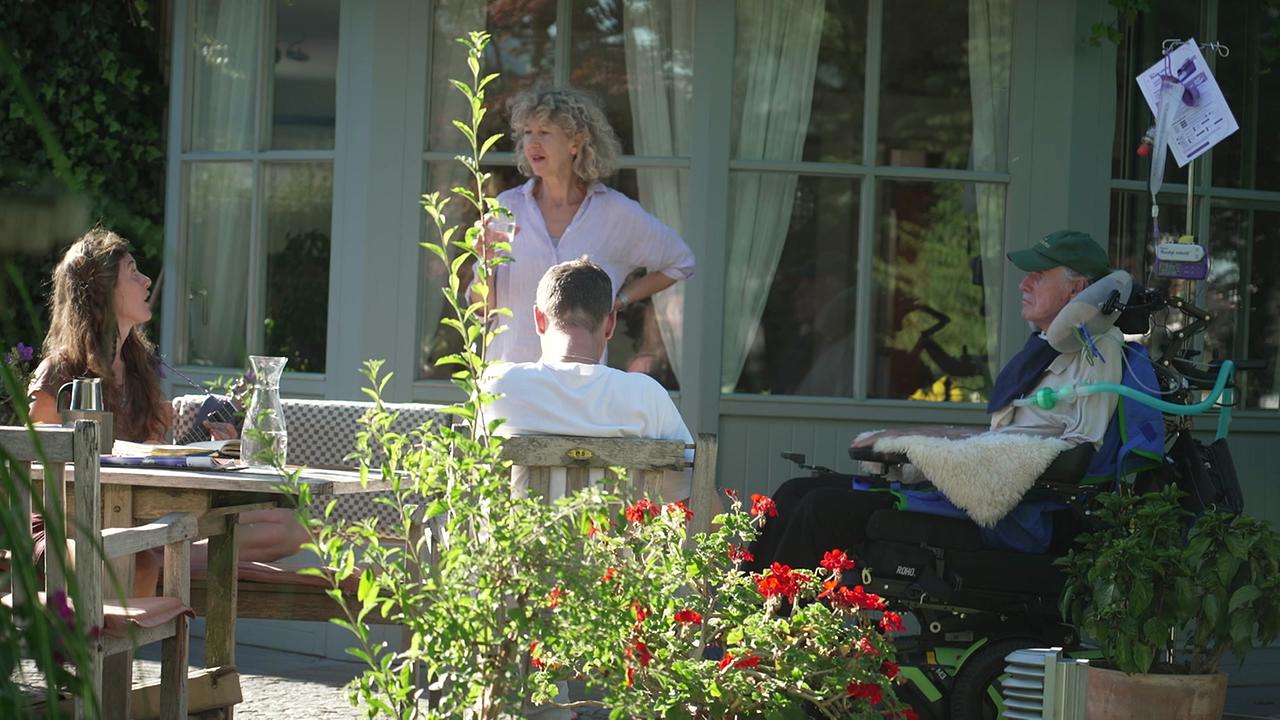 Herr A. ist endlich wieder zu Hause im Kreise seiner Familie und genießt es im Freien auf der Terrasse zu sitzen