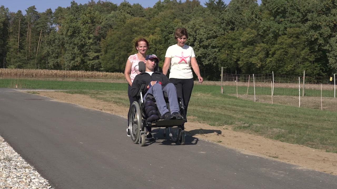 © ORF / Klaus Ibitz Da Bild zeigt das Unfallopfer im Rollstuhl mit den beiden Pflegerinnen