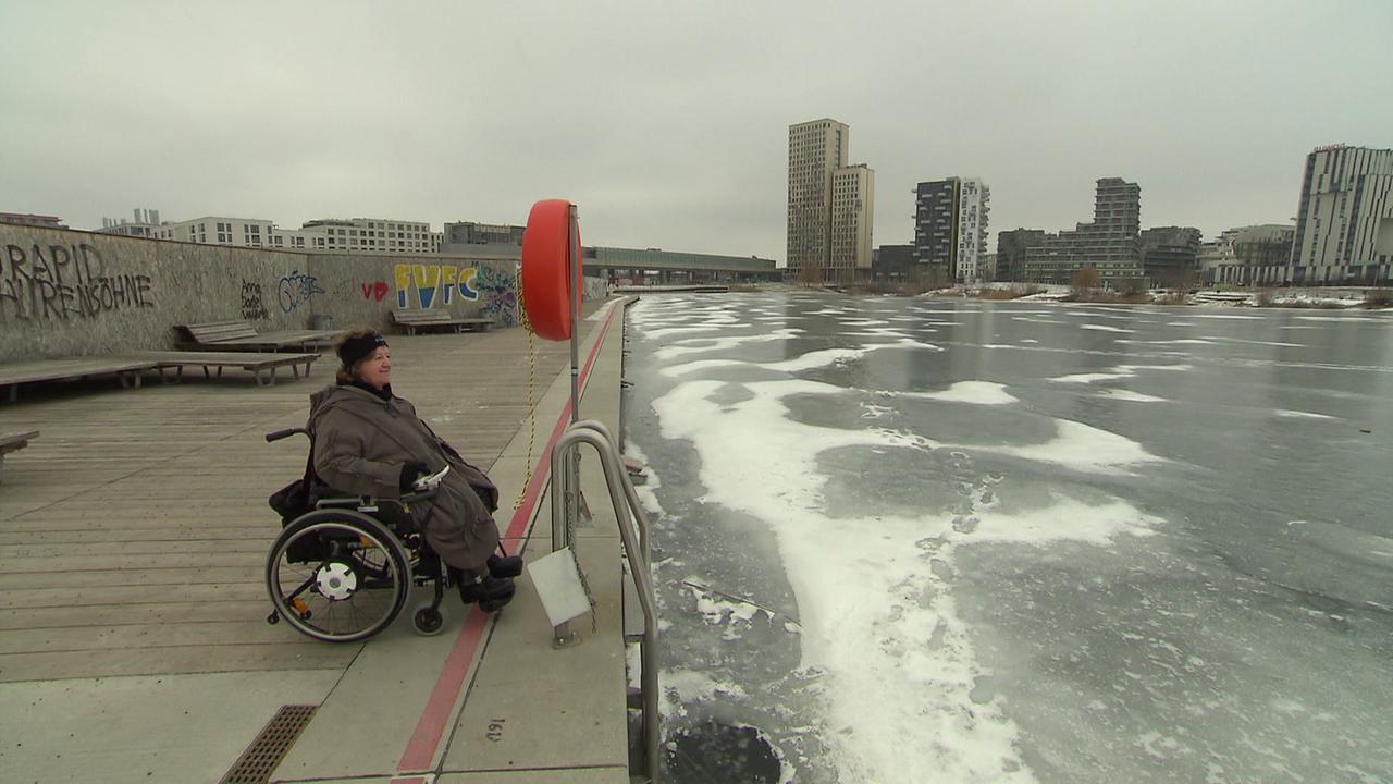 © ORF / Gerald Gottlieb Im Bild ist die im Rollstuhl sitzende Frau H. vor dem Einstieg in den Badesee der Seestadt zu sehen