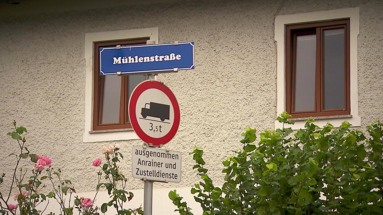 Am Foto ist das Straßenschild mit der Fahrverbotstafel für LKW ab 3.5 Tonnen zu sehen