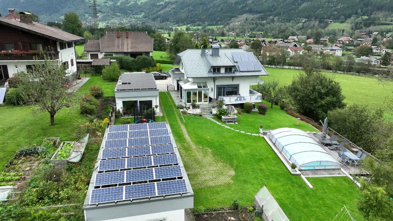 Man sieht eine Luftbildaufnahme der kompletten Photovoltaik Anlage 