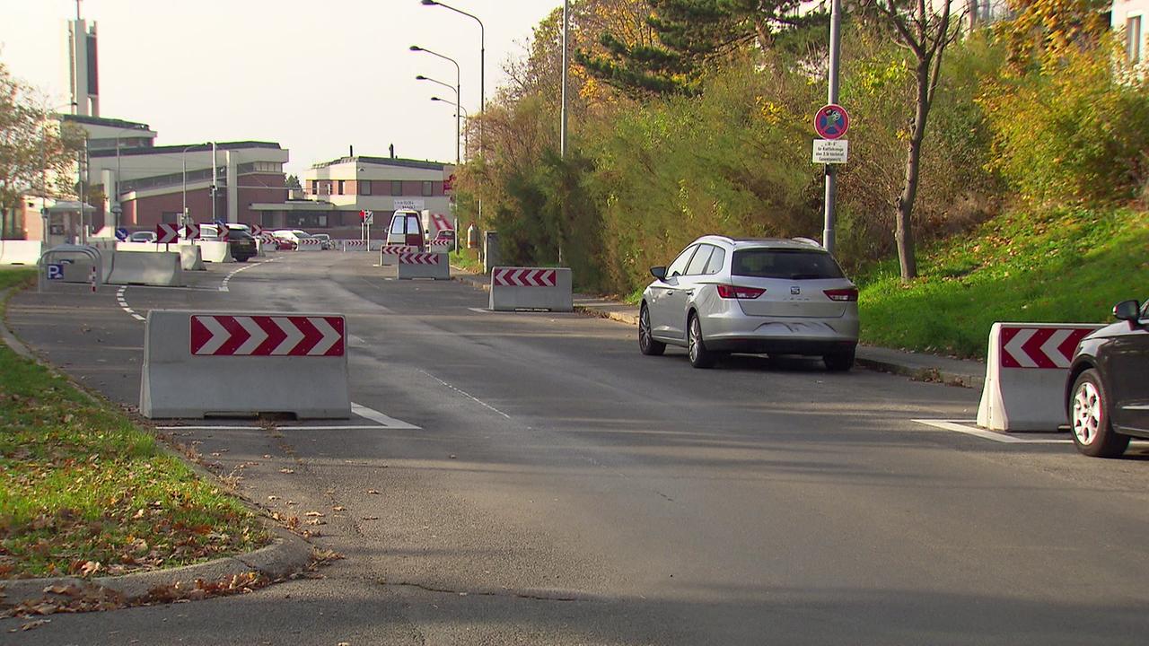 Am Bild sind die aufgestellten Betonblöcke zur Verkehrsberuhigung zu sehen