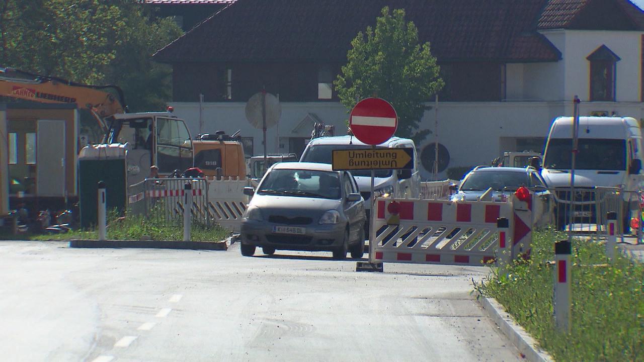 Am Bild sieht man einee durch Umleitung und Absperrung geregelte Baustelle