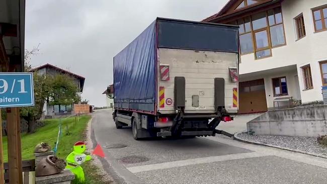 Auch der Schwerverkehr fährt ungebremst durch die enge Straße