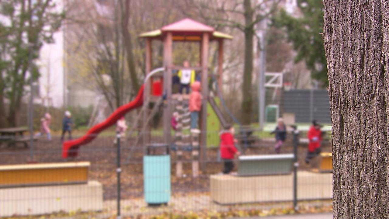 Man sieht den Spielplatz vor der Volksschule in Wien Hietzing.