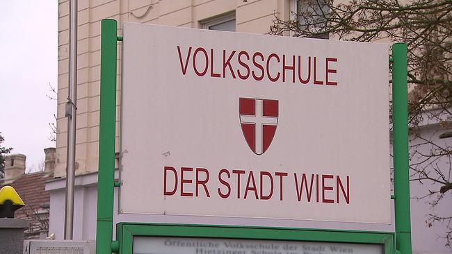 Das Bild zeigt die Tafel der Volksschule der Stad Wien