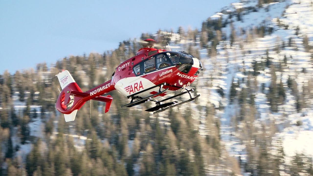 Der Notarzthubschrauber im Einsatz in den Bergen ist zu sehen