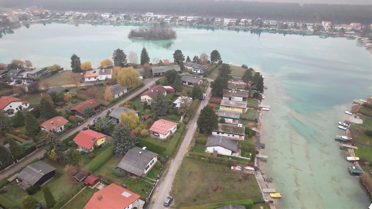 Der Haschendorfer See mit den Häusern am Ufer ist zu sehen