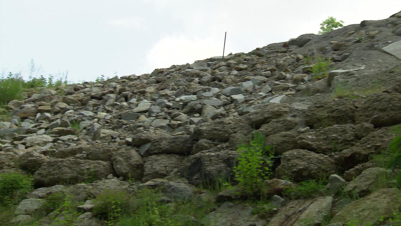 Die Stützmauer zur Befestigung der Straße ist zu sehen